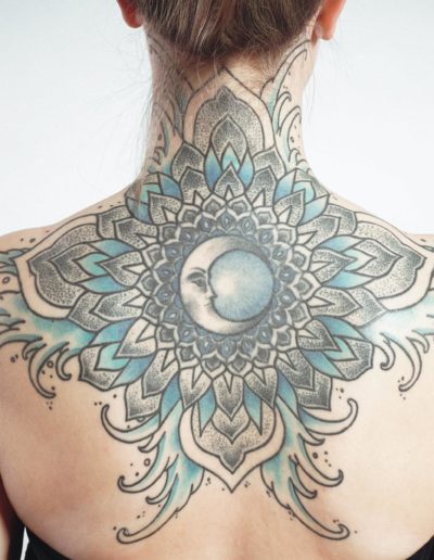 Tattoo-Referenz von Karl Frey, Frau mit Tattoo im Nackenbereich und Rücken