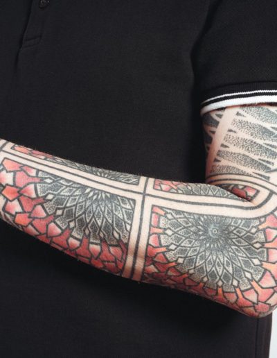 Tattoo-Referenz von Karl Frey, Mann mit Tattoos auf beiden Armen