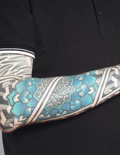 Tattoo-Referenz von Karl Frey, Mann mit Tattoos auf beiden Armen