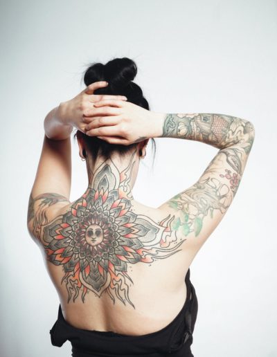 Tattoo-Referenz von Karl Frey, Frau mit Tattoo im Nackenbereich und Rücken